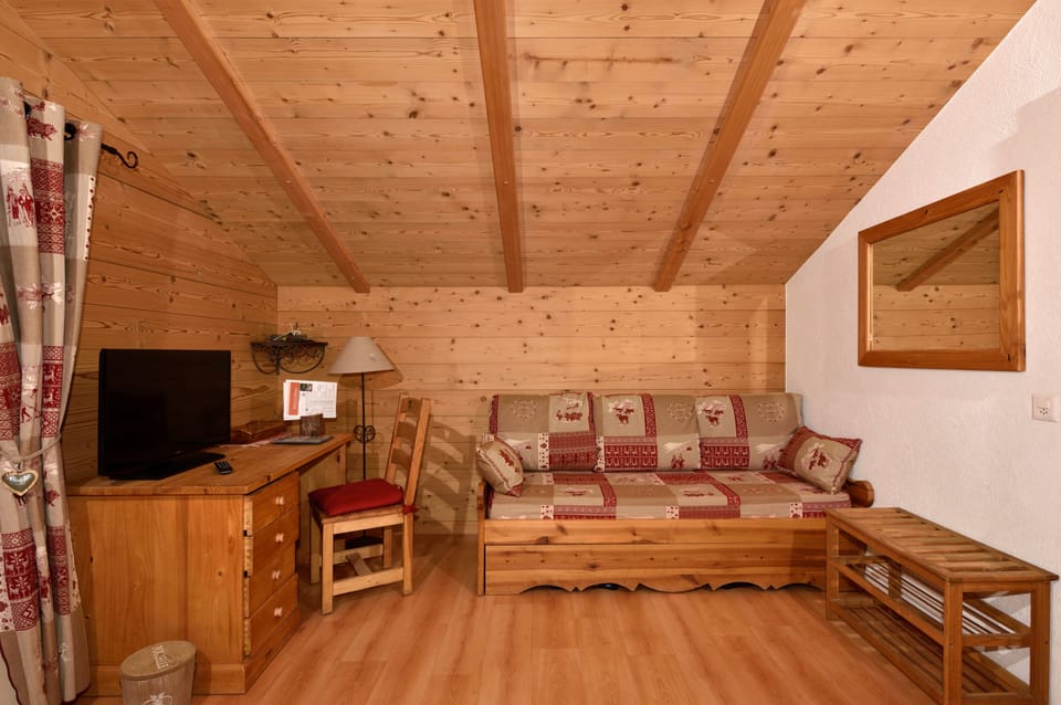 Superior Double Room | Living area | Flat-screen TV