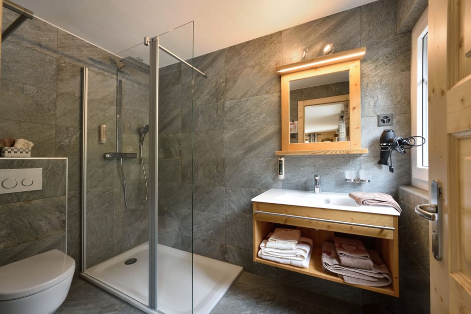 Deluxe Double Room, Balcony | Bathroom | Shower, free toiletries, hair dryer, bathrobes