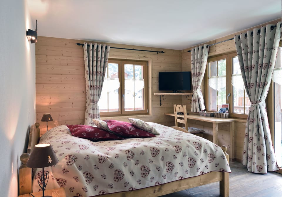 Superior Double Room | Premium bedding, in-room safe, desk, free cribs/infant beds