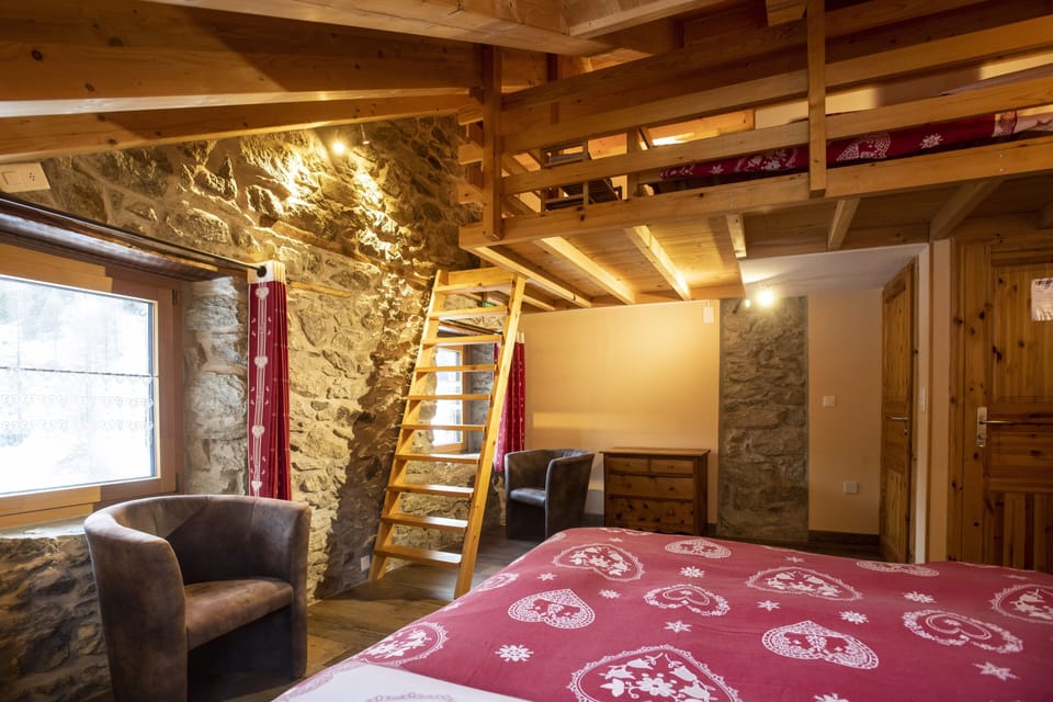 Suite, Private Bathroom, Mountain View | 1 bedroom, in-room safe, free WiFi, bed sheets