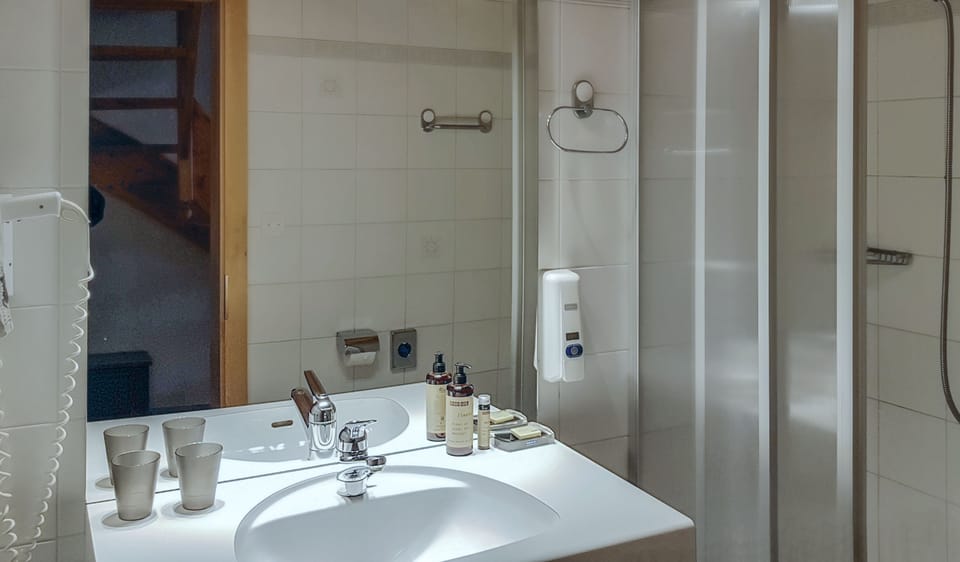 Comfort Suite, Balcony, Mezzanine | Bathroom | Shower, free toiletries, hair dryer