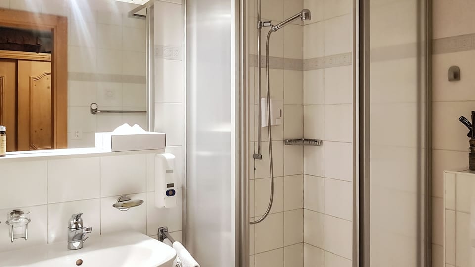 Double Room, Valley View | Bathroom | Shower, free toiletries, hair dryer