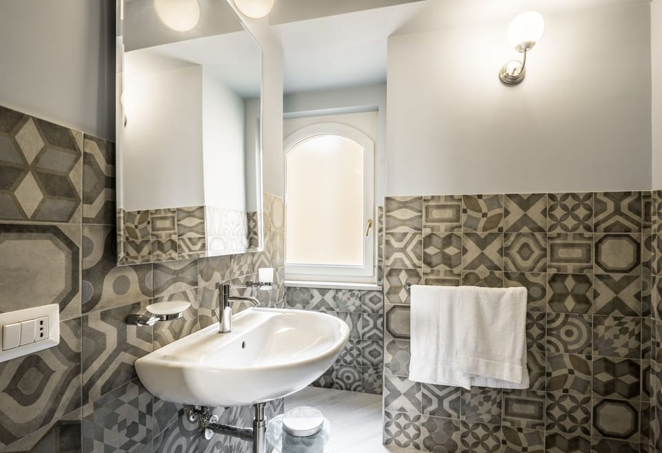 Shower, free toiletries, hair dryer, bidet