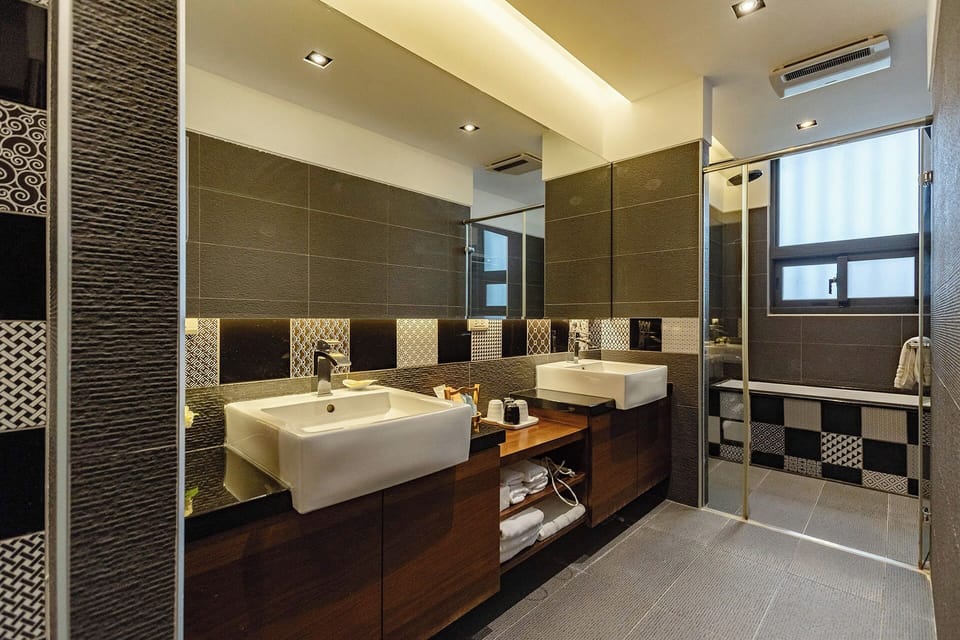 Gallery House | Bathroom | Shower, free toiletries, hair dryer, slippers