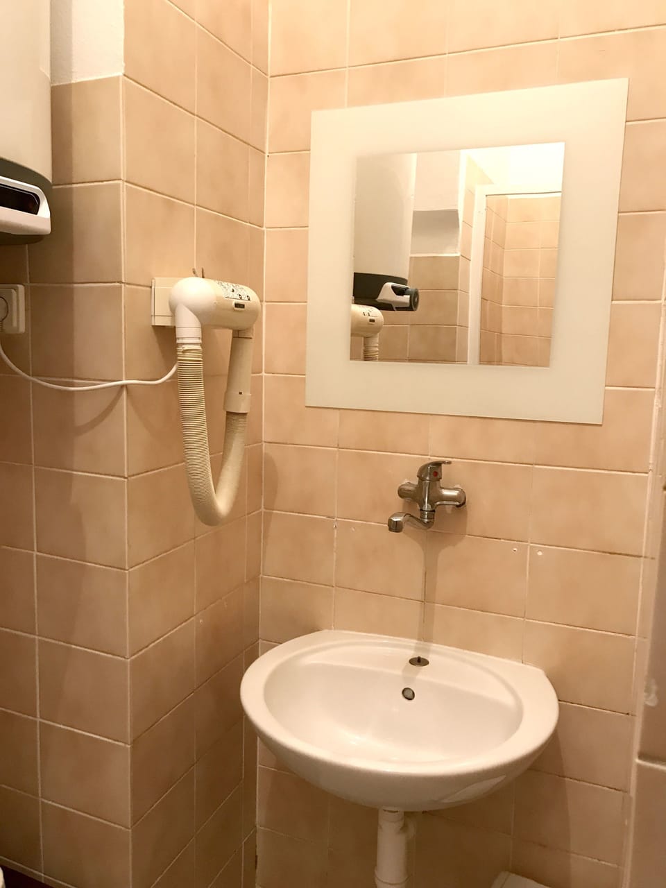 Standard Apartment (Room 5) | Bathroom | Shower, towels