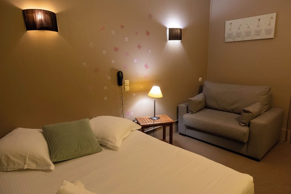 Comfort Triple Room | Desk, soundproofing, iron/ironing board (on request), WiFi (free)