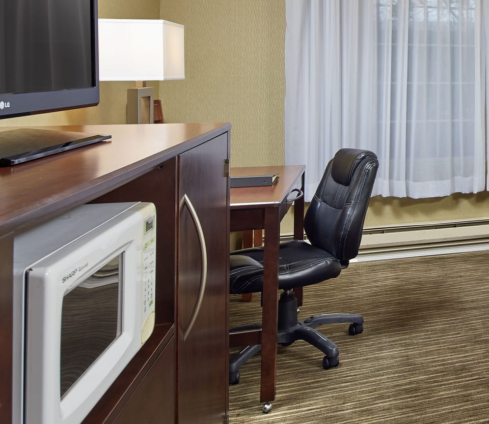 Standard Room, 1 King Bed | Desk, blackout drapes, iron/ironing board, free WiFi