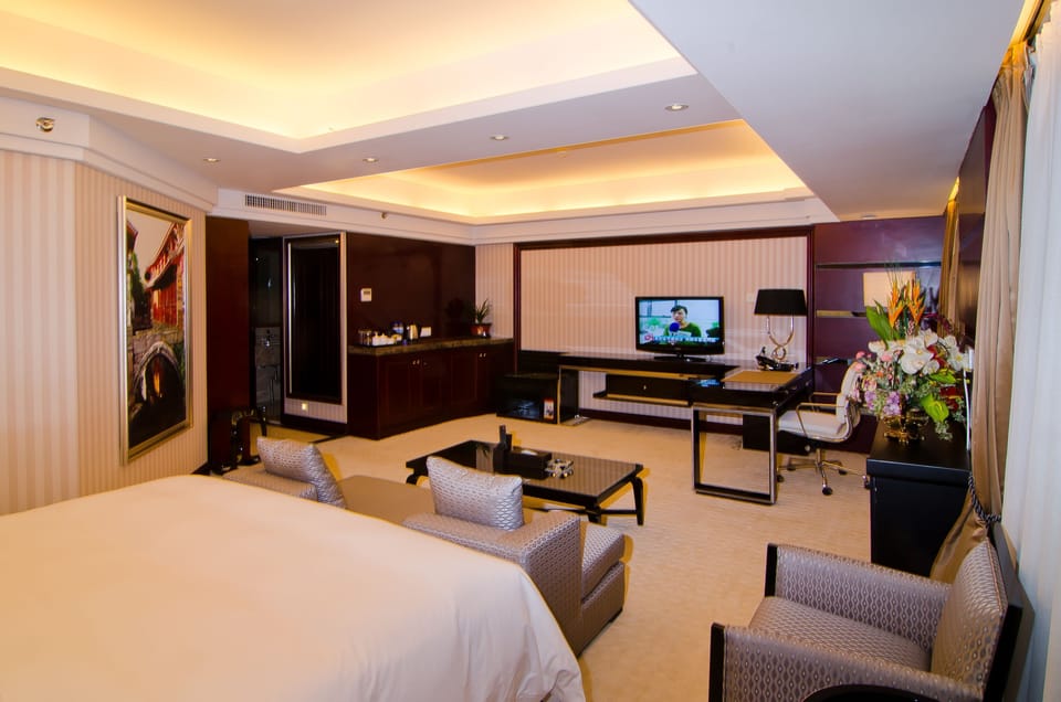 Deluxe Queen Room | Minibar, desk, blackout drapes, WiFi (free)