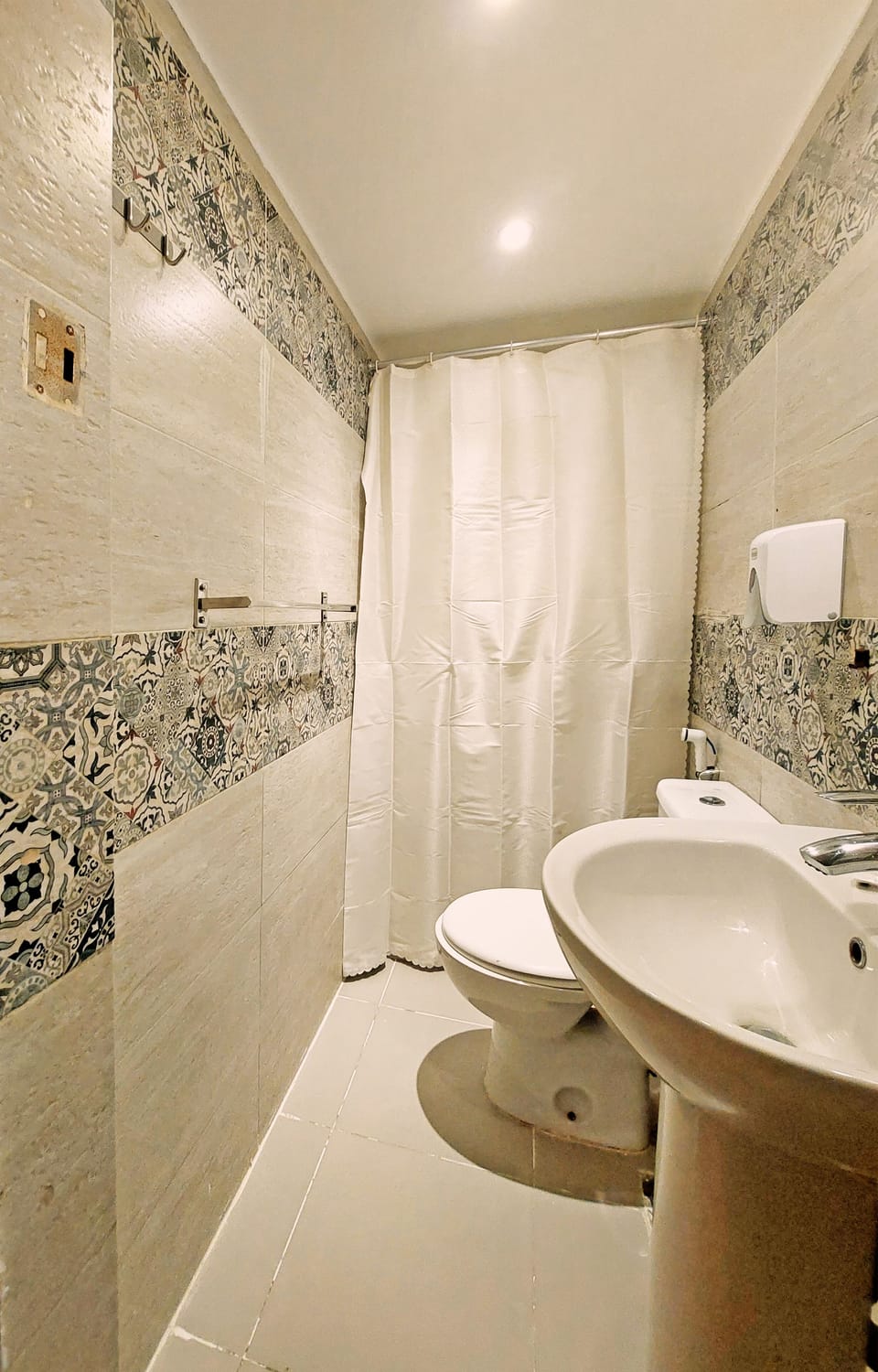 Classic Triple Room, 3 Twin Beds, City View | Bathroom | Shower, hair dryer, slippers, towels