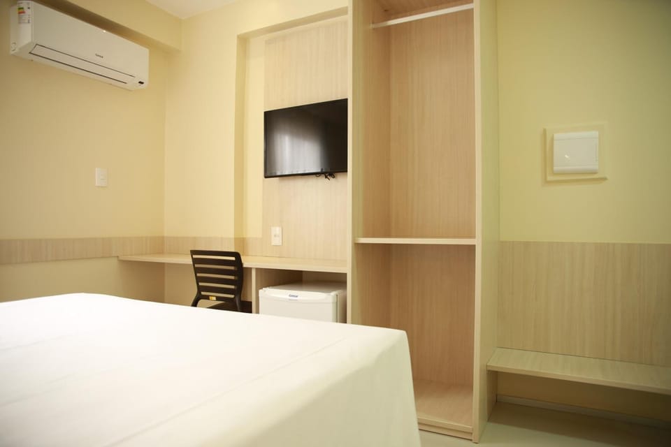 Hypo-allergenic bedding, minibar, desk, laptop workspace