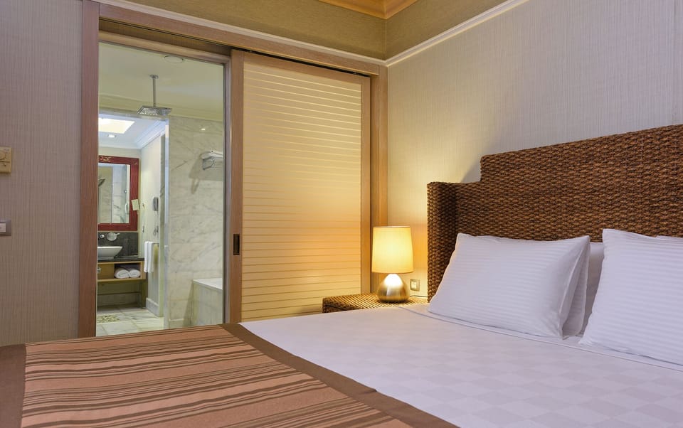 Traditional Room | 1 bedroom, free minibar, in-room safe, blackout drapes