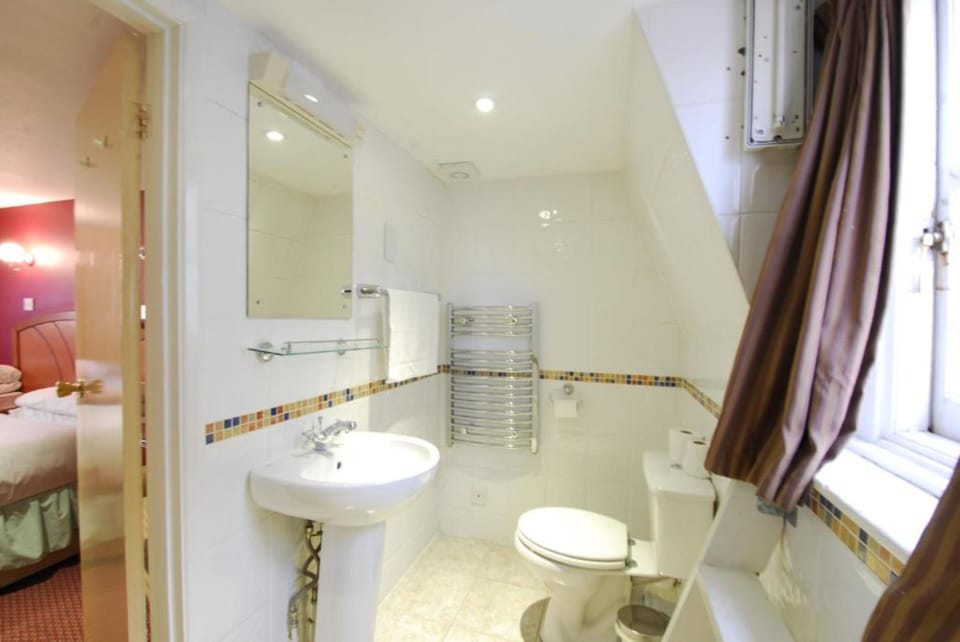 Combined shower/tub, hair dryer, towels