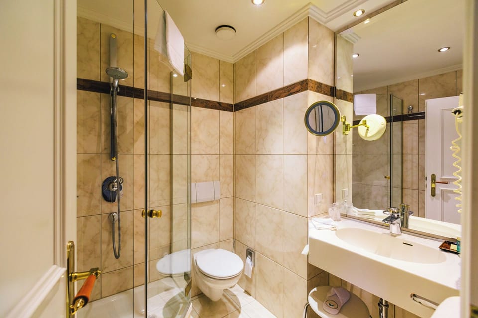 Comfort Double Room | Bathroom | Free toiletries, hair dryer, bathrobes, towels