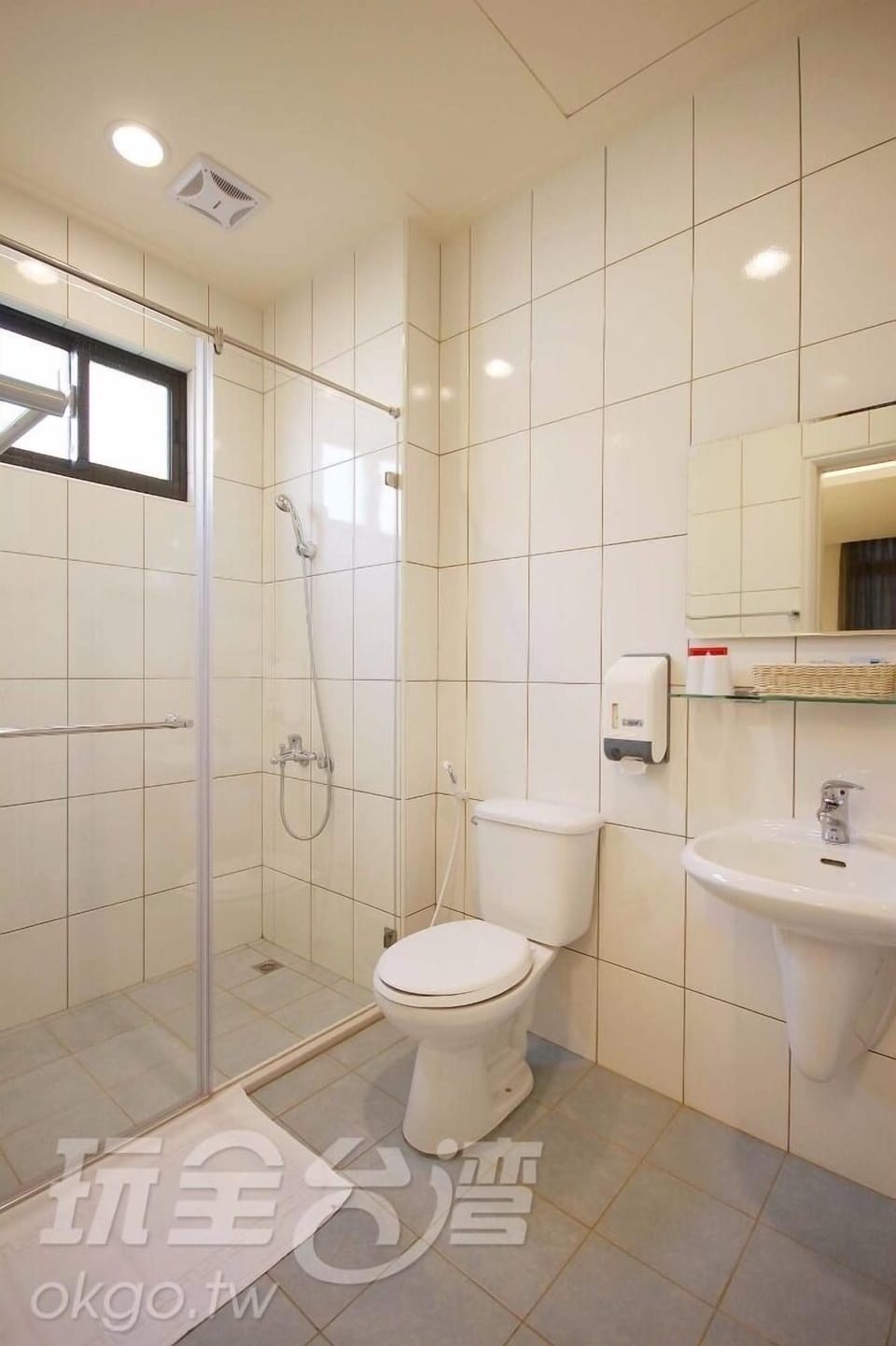 Quadruple Room | Bathroom | Shower, free toiletries, hair dryer, slippers