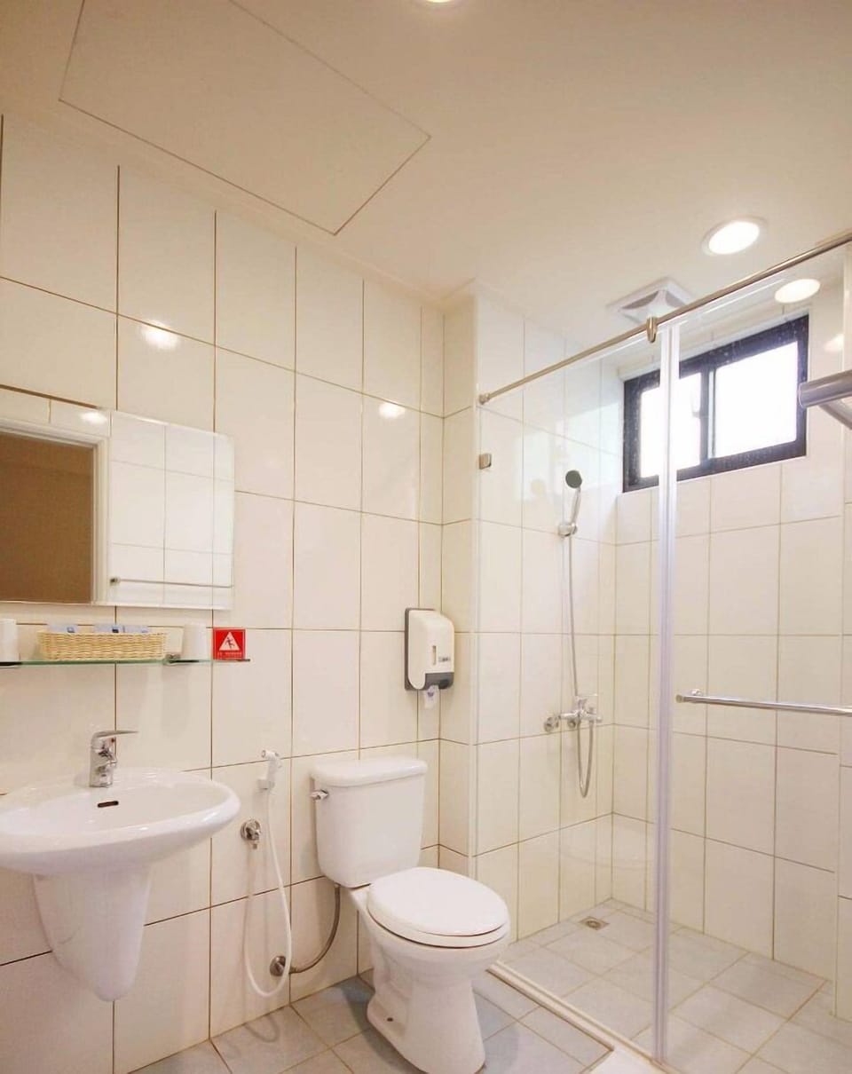 Double Room | Bathroom | Shower, free toiletries, hair dryer, slippers