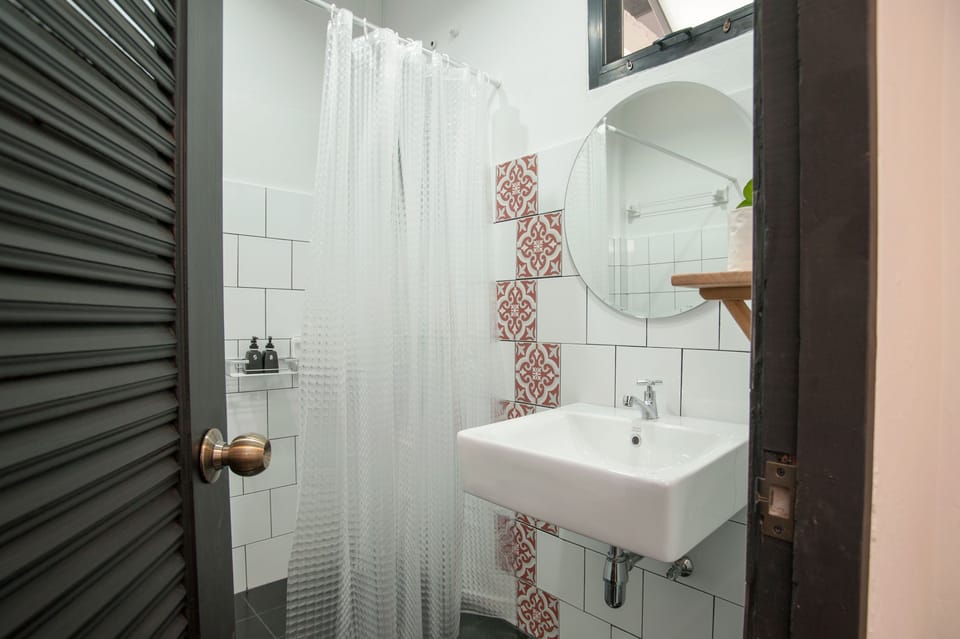 Standard Double Room | Bathroom | Shower, free toiletries, towels
