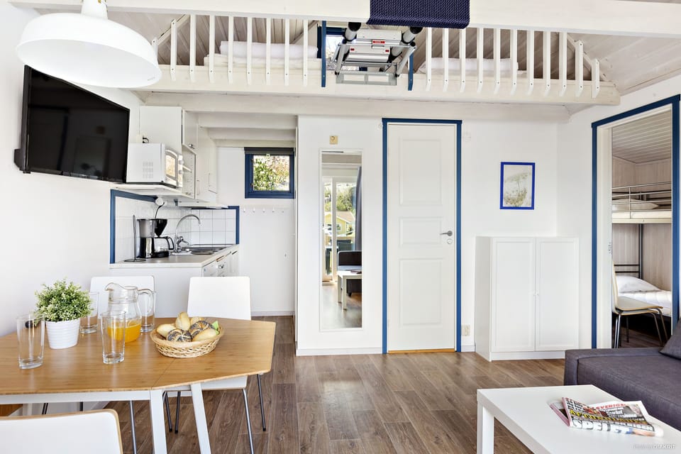 Cottage (1) | Private kitchen | Fridge, stovetop, coffee/tea maker, electric kettle