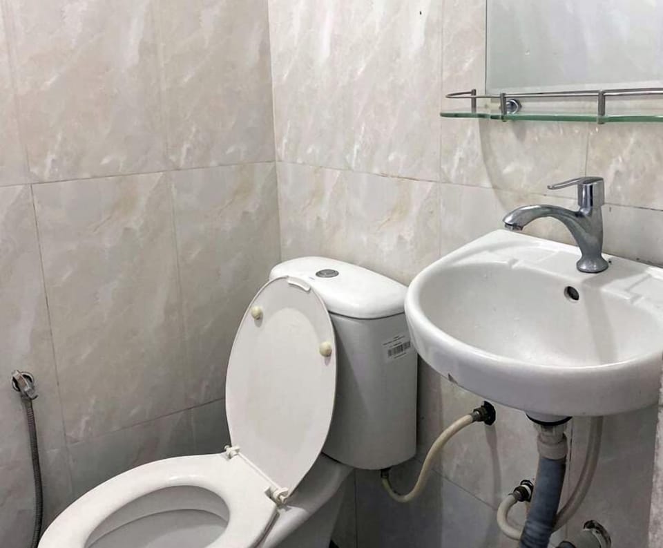 Shower, free toiletries, slippers, towels