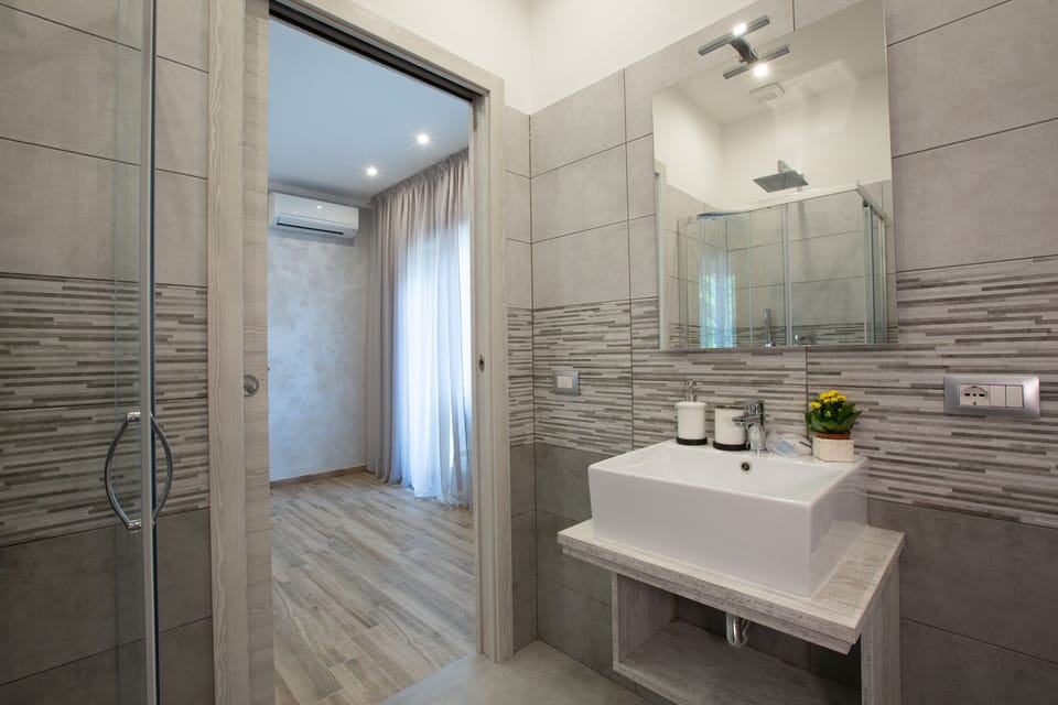 Deluxe Double Room | Bathroom | Shower, free toiletries, hair dryer, slippers