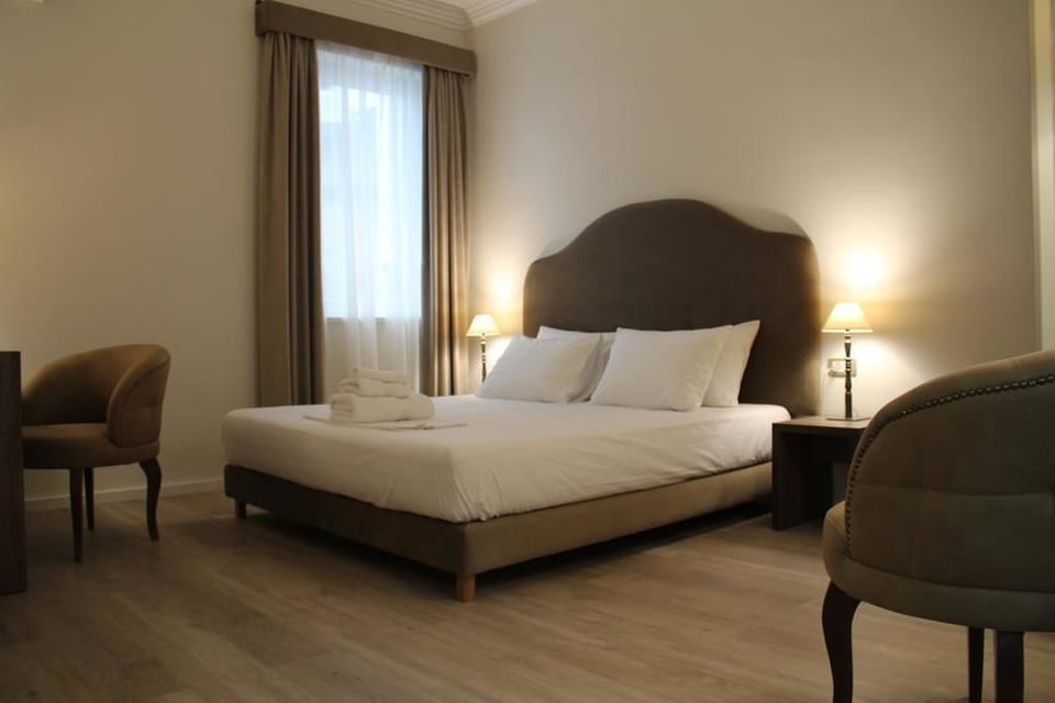 Basic Double Room, 1 Queen Bed | Minibar, in-room safe, desk, soundproofing