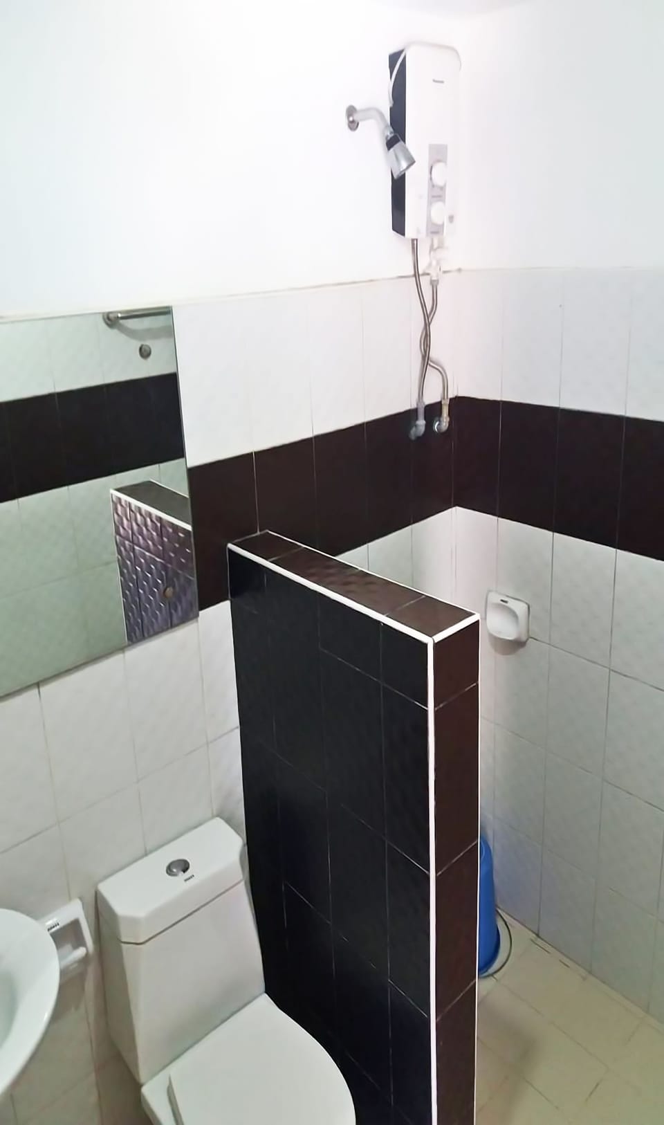 Shower, rainfall showerhead, free toiletries, bidet