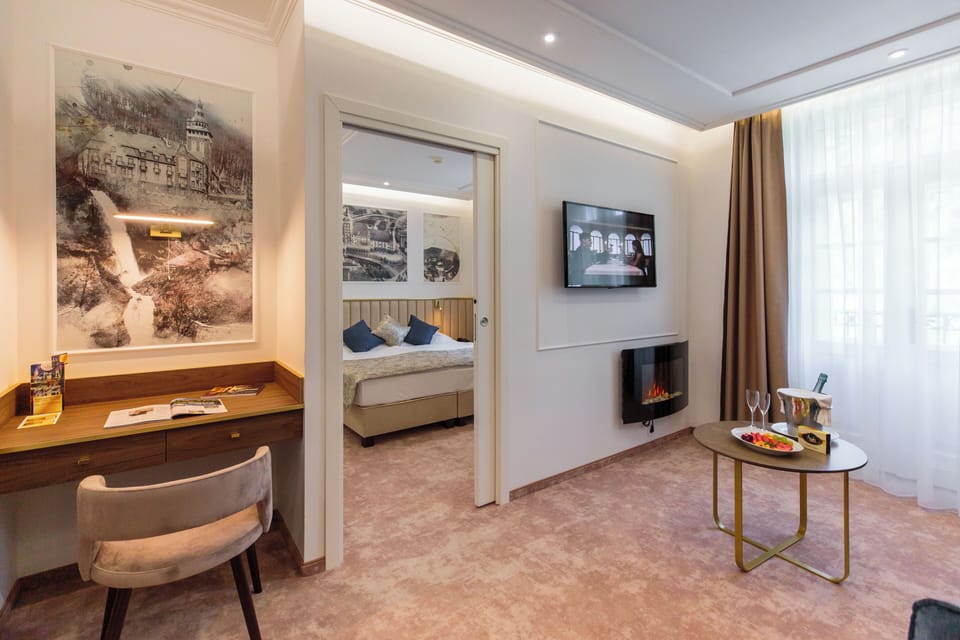 Deluxe Suite | Minibar, in-room safe, desk, blackout drapes