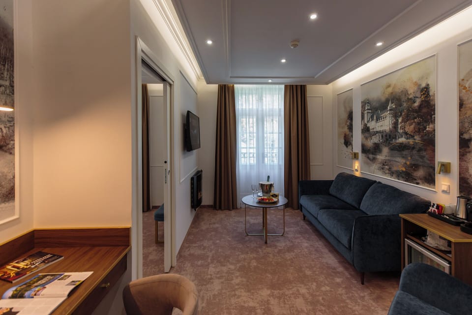 Deluxe Suite | Minibar, in-room safe, desk, blackout drapes