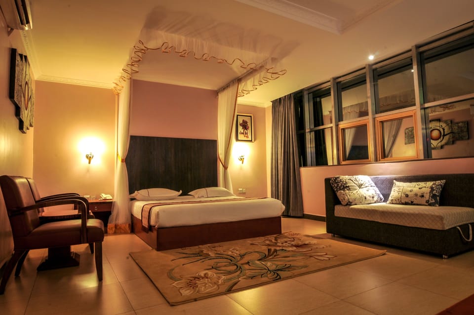 Executive Room, 1 Queen Bed | In-room safe, desk, soundproofing, free cribs/infant beds