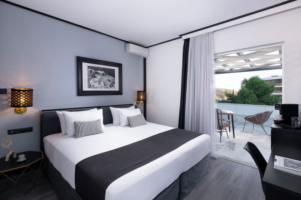 Family Room, Jetted Tub, Garden View | Minibar, in-room safe, desk, laptop workspace