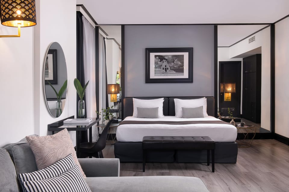 Junior Suite | Minibar, in-room safe, desk, laptop workspace