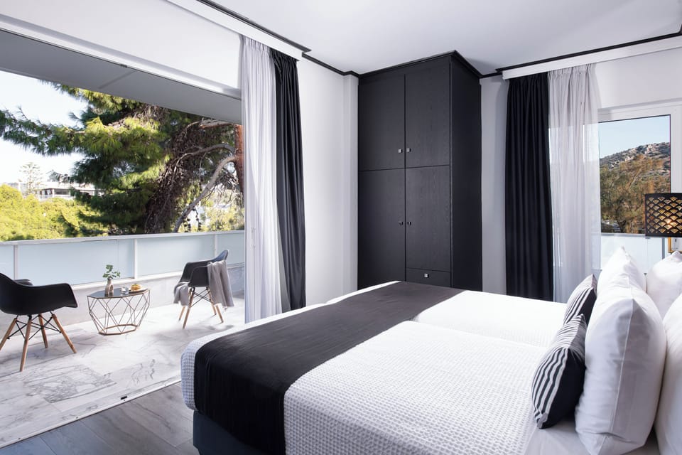 Family Room | Minibar, in-room safe, desk, laptop workspace