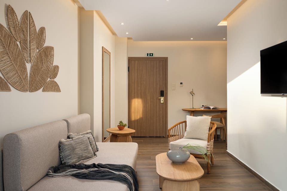 Penthouse Comfort Suite with Hot Tub | Minibar, in-room safe, desk, laptop workspace