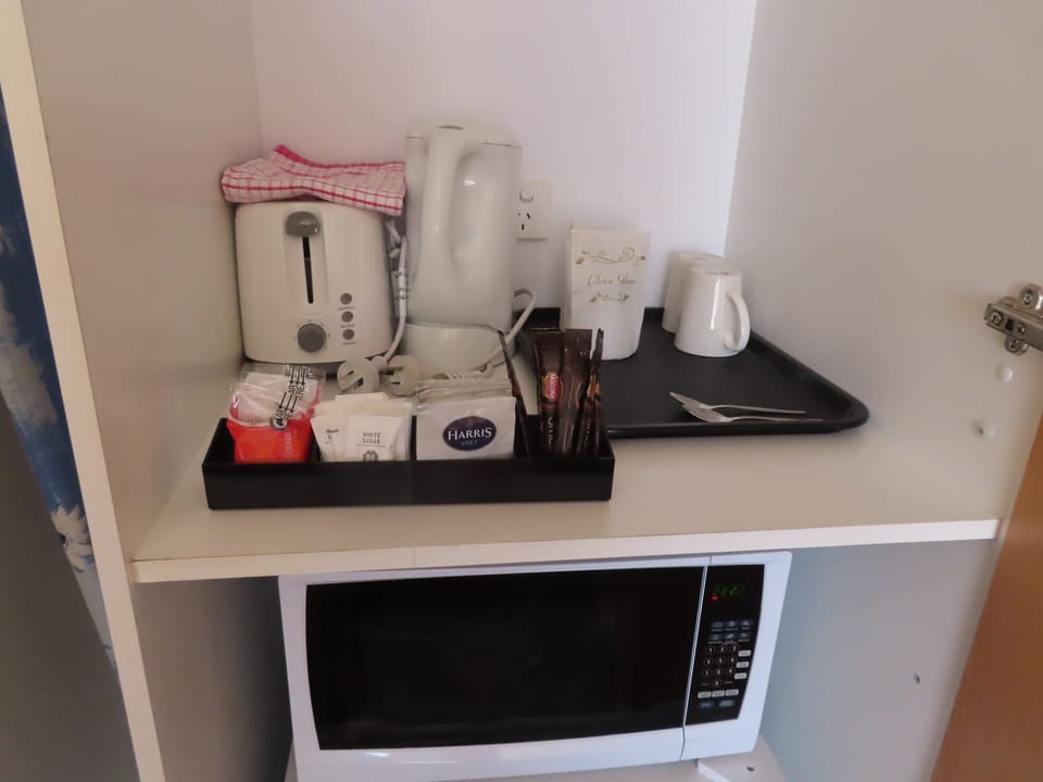 Standard Room, 1 Queen Bed | Bathroom sink
