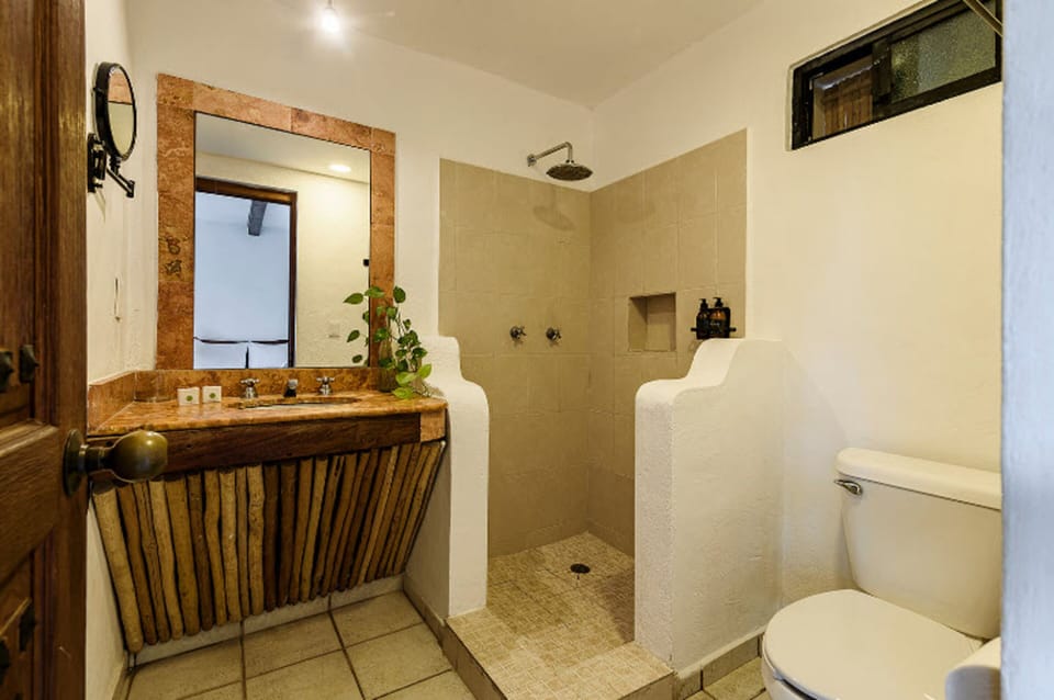 Standard Double Room | Bathroom | Shower, rainfall showerhead, free toiletries, towels