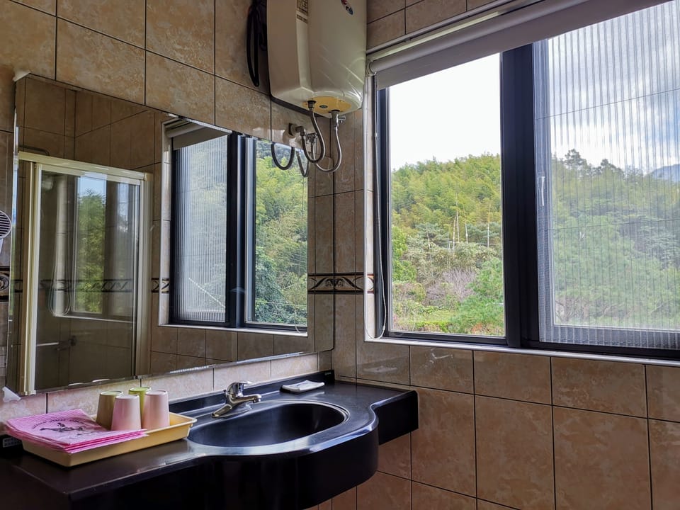 Standard Quadruple Room | Bathroom sink