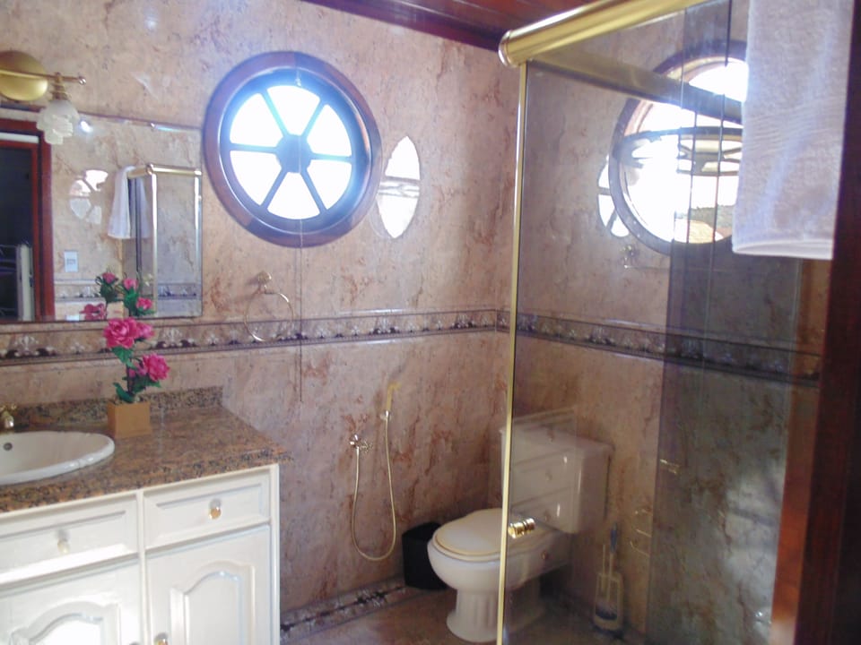 Shared Dormitory, Mixed Dorm (10 Beds / 10 Camas) | Bathroom | Shower, hair dryer, towels