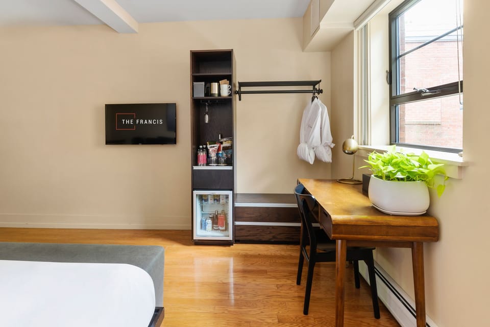 Signature Room, 1 King Bed | Premium bedding, in-room safe, iron/ironing board, free WiFi