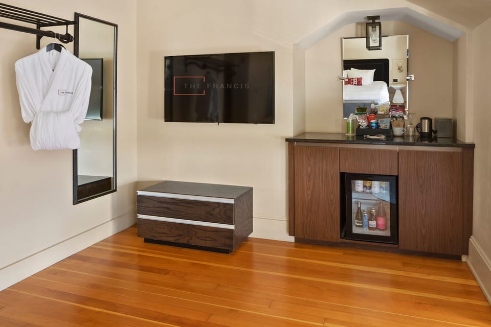 Junior Suite, 1 King Bed | Premium bedding, in-room safe, iron/ironing board, free WiFi
