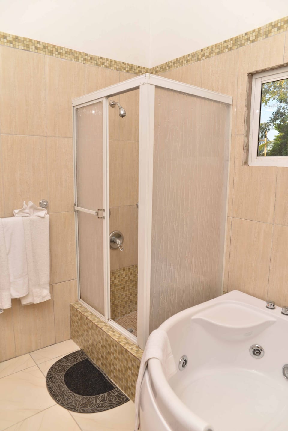 Combined shower/tub, jetted tub, rainfall showerhead, free toiletries