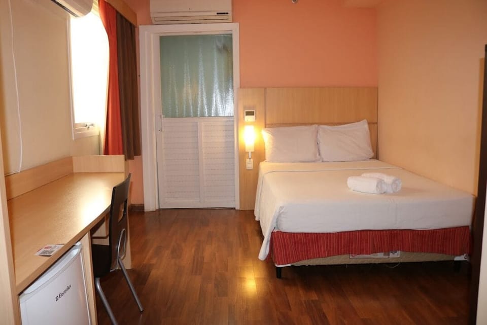Superior Room, Mobility Accessible | Desk, free wired internet, bed sheets