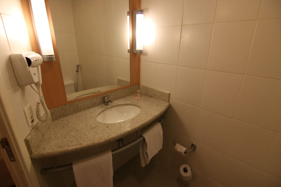 Double Room | Bathroom | Shower, rainfall showerhead, towels