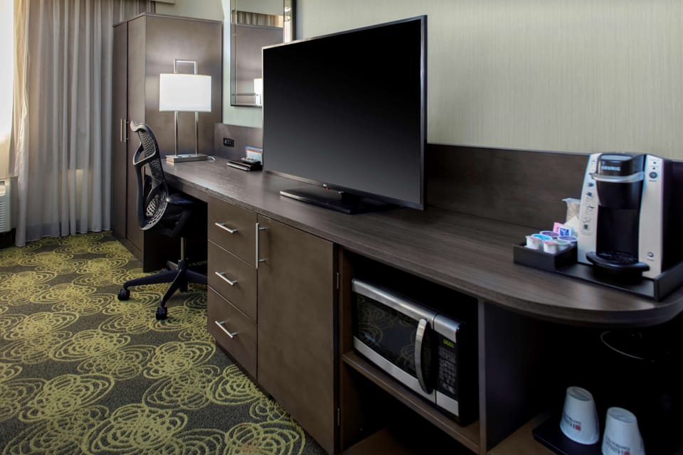 Premium bedding, in-room safe, desk, laptop workspace