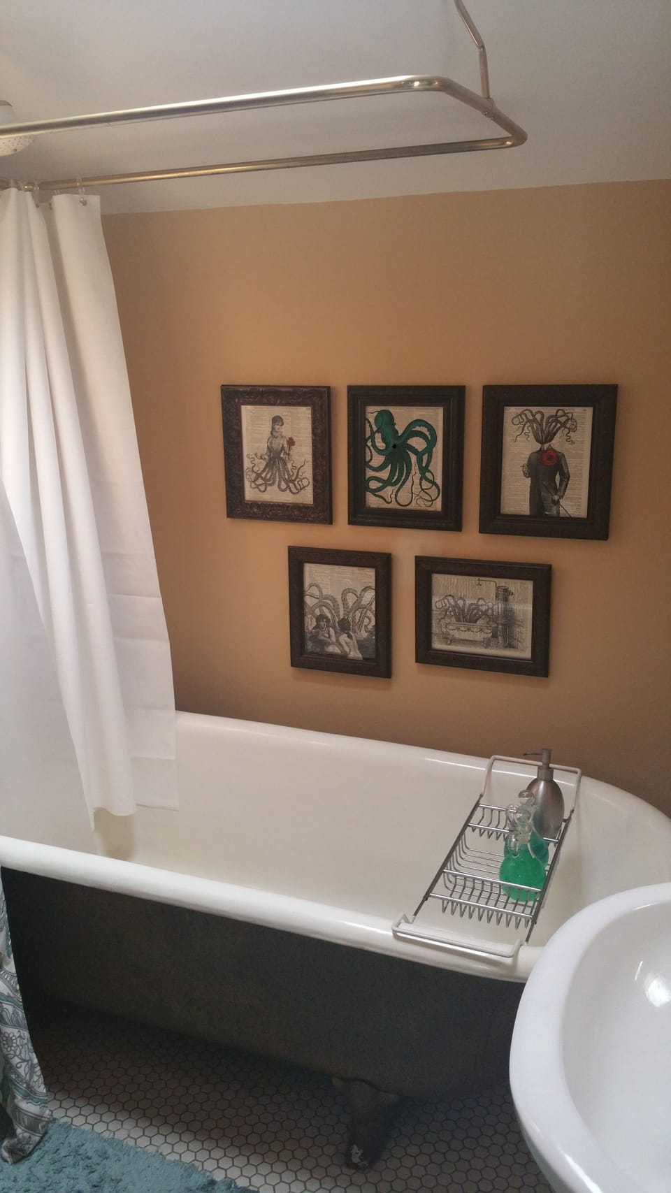 Suite (Rosemary Suite) | Bathroom | Hair dryer, bathrobes, towels