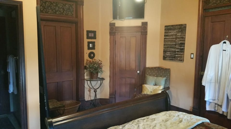 Room (Marigold Room) | Iron/ironing board (on request), WiFi (free)