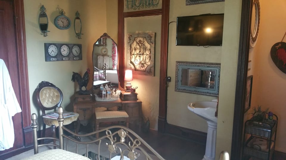 Room (Sage Room) | Iron/ironing board (on request), WiFi (free)