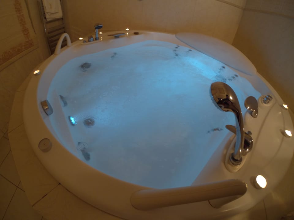 Suite | Jetted tub