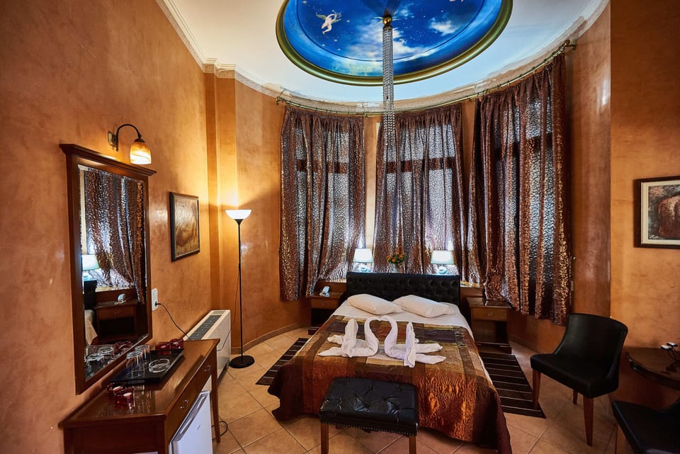 Suite | Desk, iron/ironing board, free cribs/infant beds, free WiFi