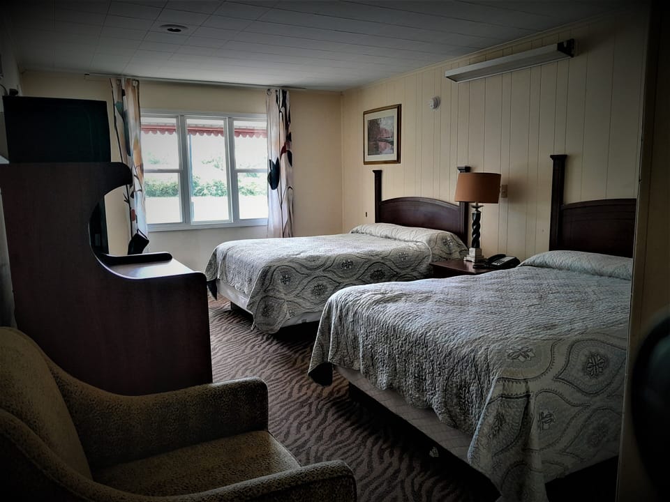 Desk, laptop workspace, WiFi (free), bed sheets
