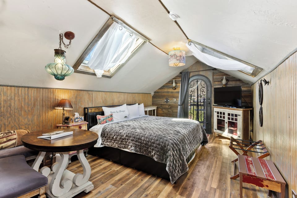 302 Balcony Studio Suite Mountain View | Egyptian cotton sheets, premium bedding, pillowtop beds