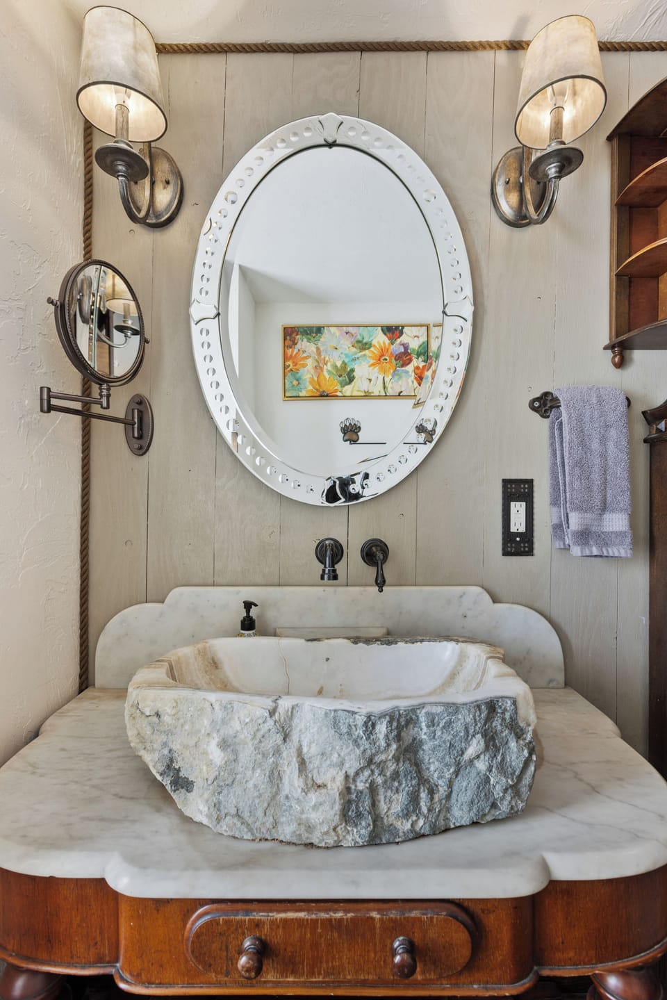 202 King Historical Suite Mountain View. | Bathroom | Shower, hydromassage showerhead, free toiletries, hair dryer